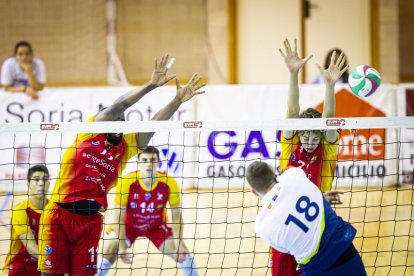 Rio Duero Voley vs Textil Santanderina. MARIO TEJEDOR (75)