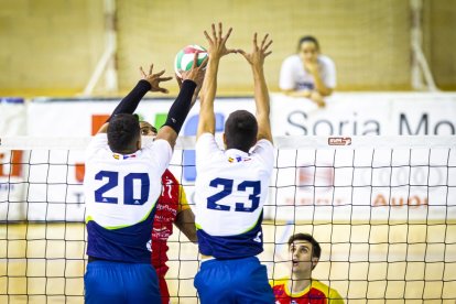 Rio Duero Voley vs Textil Santanderina. MARIO TEJEDOR (76)