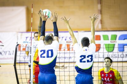 Rio Duero Voley vs Textil Santanderina. MARIO TEJEDOR (77)