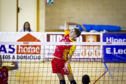 Rio Duero Voley vs Textil Santanderina. MARIO TEJEDOR (78)