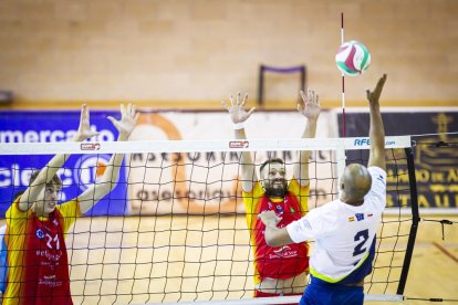 Rio Duero Voley vs Textil Santanderina. MARIO TEJEDOR (79)