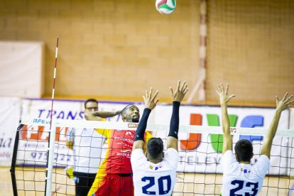 Rio Duero Voley vs Textil Santanderina. MARIO TEJEDOR (80)