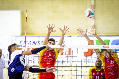 Rio Duero Voley vs Textil Santanderina. MARIO TEJEDOR (81)