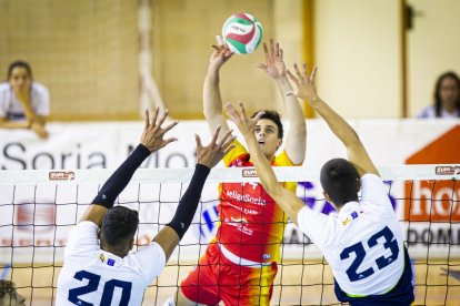 Rio Duero Voley vs Textil Santanderina. MARIO TEJEDOR (82)