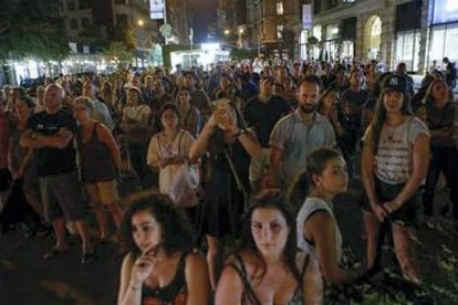 Miles de personas se agolparon frente al Empire State para observar la proyección. KENA BETANCUR / AFP