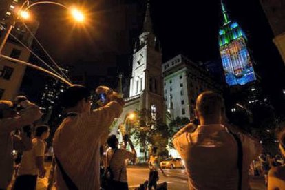 Miles de personas fotografiaron la proyección sobre la fachada del Empire State.  CRAIG RUTTLE / AP