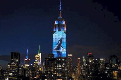 La fachada del Empire State se alzaba entre los demás edificios homenajeando a los animales en peligro de extinción. CRAIG RUTTLE / AP