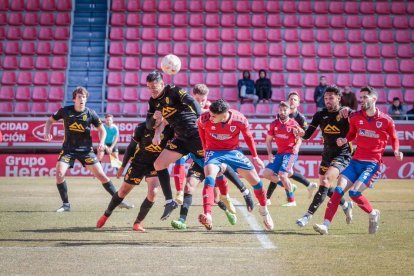 El Numancia no pasó del empate ante el Atlético Baleares. GONZALO MONTESEGURO