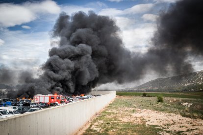 Foto del incendio en el desguace de Carbonera de Frentes (Soria). GONZALO MONTESEGURO
