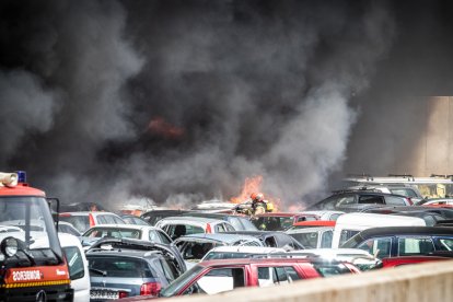 Foto del incendio en el desguace de Carbonera de Frentes (Soria). GONZALO MONTESEGURO