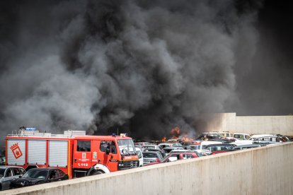 Foto del incendio en el desguace de Carbonera de Frentes (Soria). GONZALO MONTESEGURO
