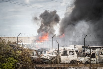 Foto del incendio en el desguace de Carbonera de Frentes (Soria). GONZALO MONTESEGURO