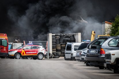 Foto del incendio en el desguace de Carbonera de Frentes (Soria). GONZALO MONTESEGURO