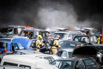 Foto del incendio en el desguace de Carbonera de Frentes (Soria). GONZALO MONTESEGURO