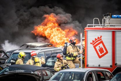 Foto del incendio en el desguace de Carbonera de Frentes (Soria). GONZALO MONTESEGURO