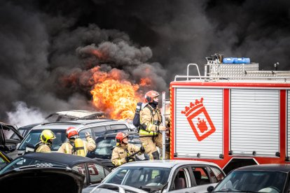 Foto del incendio en el desguace de Carbonera de Frentes (Soria). GONZALO MONTESEGURO