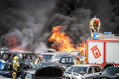 Foto del incendio en el desguace de Carbonera de Frentes (Soria). GONZALO MONTESEGURO