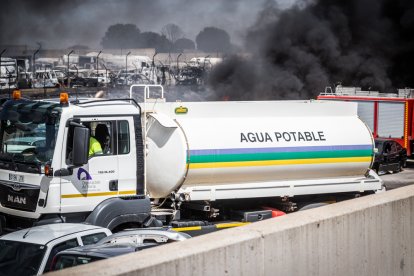 Foto del incendio en el desguace de Carbonera de Frentes (Soria). GONZALO MONTESEGURO