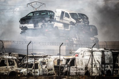 Foto del incendio en el desguace de Carbonera de Frentes (Soria). GONZALO MONTESEGURO
