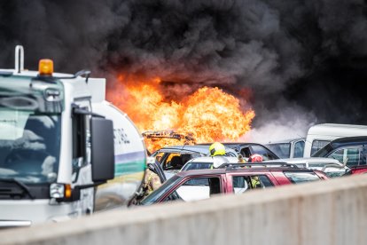 Foto del incendio en el desguace de Carbonera de Frentes (Soria). GONZALO MONTESEGURO