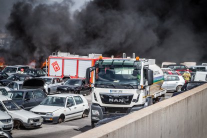 Foto del incendio en el desguace de Carbonera de Frentes (Soria). GONZALO MONTESEGURO