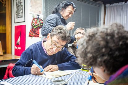 Taller de grabado de botas en la Asociación de Jurados de Cuadrilla. MARIO TEJEDOR (12)