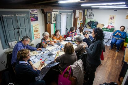 Taller de grabado de botas en la Asociación de Jurados de Cuadrilla. MARIO TEJEDOR (1)