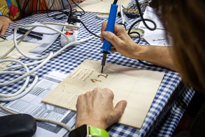 Taller de grabado de botas en la Asociación de Jurados de Cuadrilla. MARIO TEJEDOR (2)