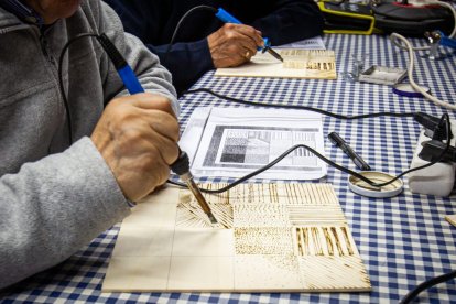 Taller de grabado de botas en la Asociación de Jurados de Cuadrilla. MARIO TEJEDOR (3)