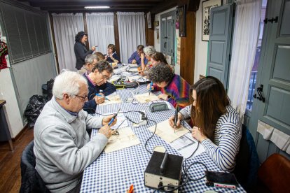 Taller de grabado de botas en la Asociación de Jurados de Cuadrilla. MARIO TEJEDOR (5)