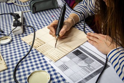 Taller de grabado de botas en la Asociación de Jurados de Cuadrilla. MARIO TEJEDOR (6)