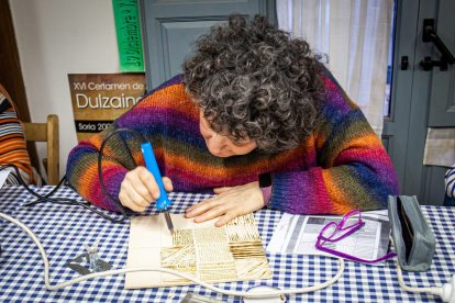 Taller de grabado de botas en la Asociación de Jurados de Cuadrilla. MARIO TEJEDOR (7)