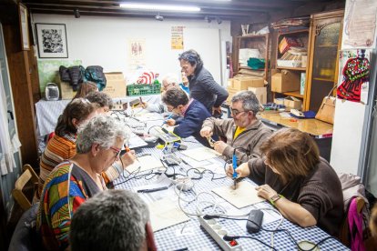 Taller de grabado de botas en la Asociación de Jurados de Cuadrilla. MARIO TEJEDOR (10)