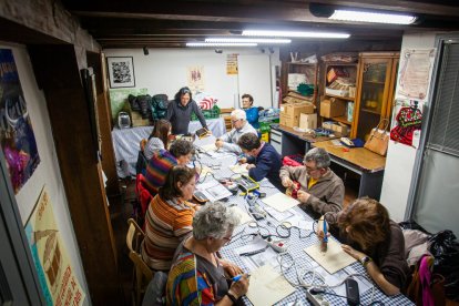 Taller de grabado de botas en la Asociación de Jurados de Cuadrilla. MARIO TEJEDOR (11)