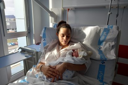 Viktoriya sostiene a Ariadna, el primer bebé de Soria en 2023. HDS