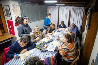Taller de grabado de botas en la Asociación de Jurados de Cuadrilla. MARIO TEJEDOR (13)