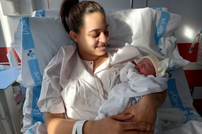 Viktoriya sostiene a Ariadna, el primer bebé de Soria en 2023. HDS