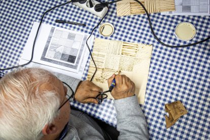 Taller de grabado de botas en la Asociación de Jurados de Cuadrilla. MARIO TEJEDOR (14)