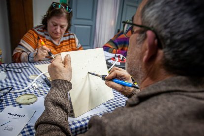 Taller de grabado de botas en la Asociación de Jurados de Cuadrilla. MARIO TEJEDOR (16)