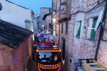Los camiones de bomberos durante la intervención. HDS