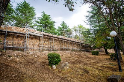 Obras en la muralla de El Castillo . MARIO TEJEDOR (2)