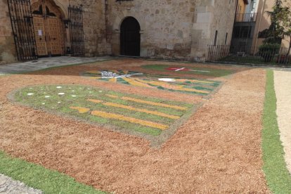 Alfombras florales en San Esteban.-ANA HERNANDO