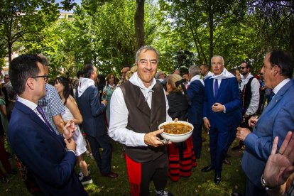 Las autoridades visitan las calderas - MARIO TEJEDOR (1)