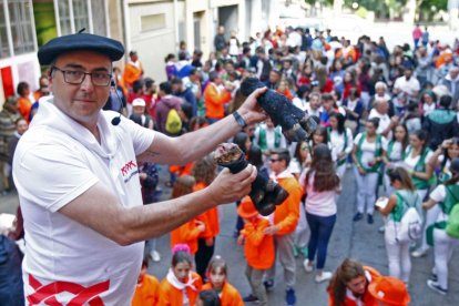 Los despojos del toro y una generosa ración de tinto animan el Sábado Agés.