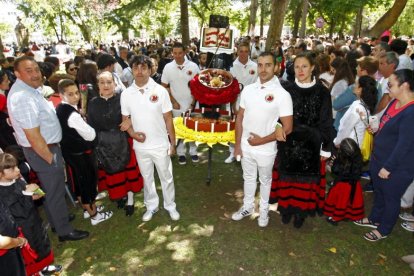 Todos elegantes el Domingo de Calderas, que toca lucir palmito por el centro.