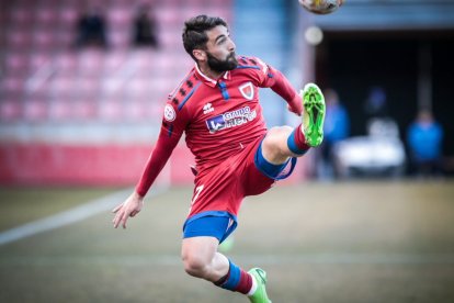 El Numancia vio como el colista asaltaba el campo de Los Pajaritos. G.M.