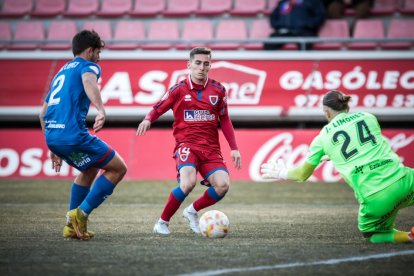 El Numancia vio como el colista asaltaba el campo de Los Pajaritos. G.M.