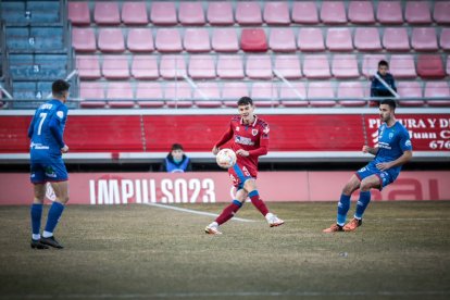 El Numancia vio como el colista asaltaba el campo de Los Pajaritos. G.M.