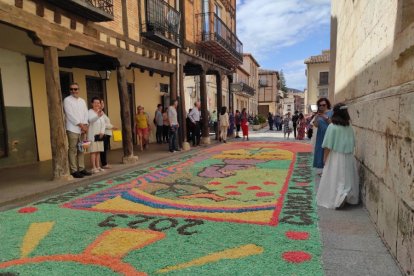 Alfombras florales en El Burgo de Osma en el Corpus 2023.-ANA HERNANDO