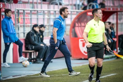 El Numancia vio como el colista asaltaba el campo de Los Pajaritos. G.M.